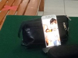 Sidang Terdakwa Agustin Asmania Pakai Handphone
