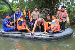 Polres Pasuruan lepas Ribuan Ikan di Sungai