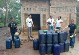 35 Jerigen Solar Ilegal Ditimbun Dirumah Kosong