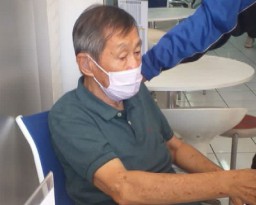 Setir Mobil Mundur, Kakek Tabrak Pemotor dan Warkop
