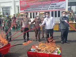 Kejari Lampung Musnahkan Ribuan Rokok dan Narkoba