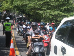 Kemacetan Panjang Saat Perayaan Lebaran Topat