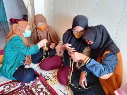Kelompok KKN 49 Unusa Beri Pelatihan Tali Kur