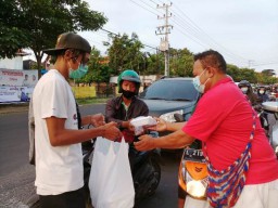 Pendeta, Mahasiswa dan Pelajar Papua Bagi Takjil