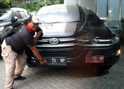 Mobil Dinas Satpol PP Surabaya Ganti Warna Plat
