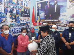 Partai Nasdem Bagikan Ribuan Sembako di Pasuruan