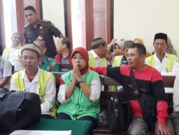 Nurhayati dan Mictafchul Arif Beli Handphone Curian