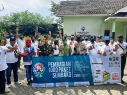 Pandaan Peduli Beri 1000 Sembako ke 17 Desa