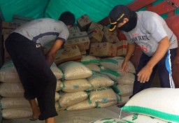 Pelindo III Sumbang Sembako Korban Banjir Gresik