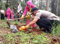 TNI, Polisi dan OPD Tanam Pohon di Lereng Arjuno