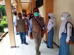 Relawan Covid-19 Blusukan ke Tempat Keramaian
