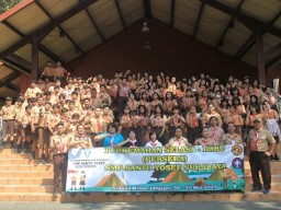 SMP Santo Yosef Surabaya Kemah Penuh Kebersamaan