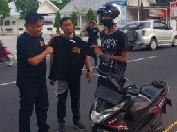 Sat Resnarkoba Polres Pasuruan Kota Berbagi Kaos HANI ke Pengguna Jalan