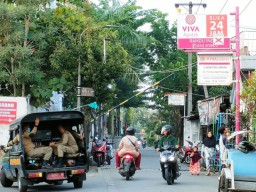 Satpol PP Segera Bongkar Reklame Viva Apotek