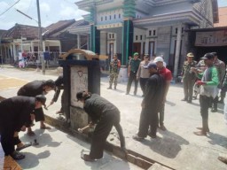 TNI dan Polri Bongkar Tugu Silat di Lamongan
