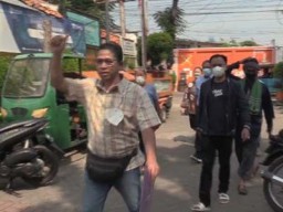 Warga Geruduk Kantor Kelurahan Tanah Tinggi