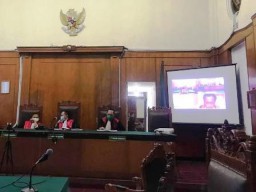 Utomo dan Amiruddin Mencuri Kardus Kosong
