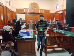 Penipu Ratusan Miliar Tanpa Rompi Tahanan