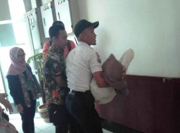 Ibu Pingsan Lihat Anaknya Dibawa Mobil Kejaksaan
