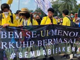 Aksi Mahasiswa Tolak RKUHP di Patung Kuda