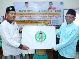 Kiyai Muda Ganjar Bagikan Pengeras Suara dan Karpet