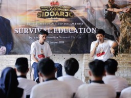 Relawan Orang Muda Ganjar Jatim Edukasi Bertahan Hidup di Alam Bebas