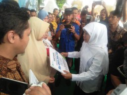 Gubernur Jatim Beri Kado Buruh Peringati Hardiknas