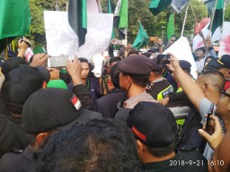 HMI Geruduk DPRD Kota Surabaya