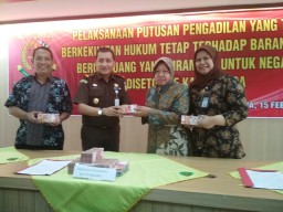 Kejari Surabaya Kembalikan Uang Korupsi Incraht