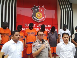 Kelompok Sakram Tandingi Gajah Oling