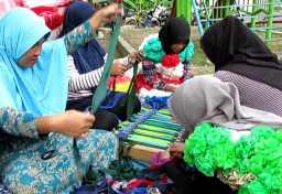 Ngabuburit, SDN 4 Surabaya Ajak Warga Bikin Keset