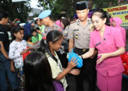Polres Pelabuhan Tanjung Perak Berbagi Ta’jil