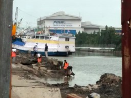 Pekerjaan Miliaran Dermaga Kalimas Ambrol Ngawur