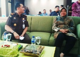 Risma Pasrahkan PD Pasar Surya ke Kejaksaan