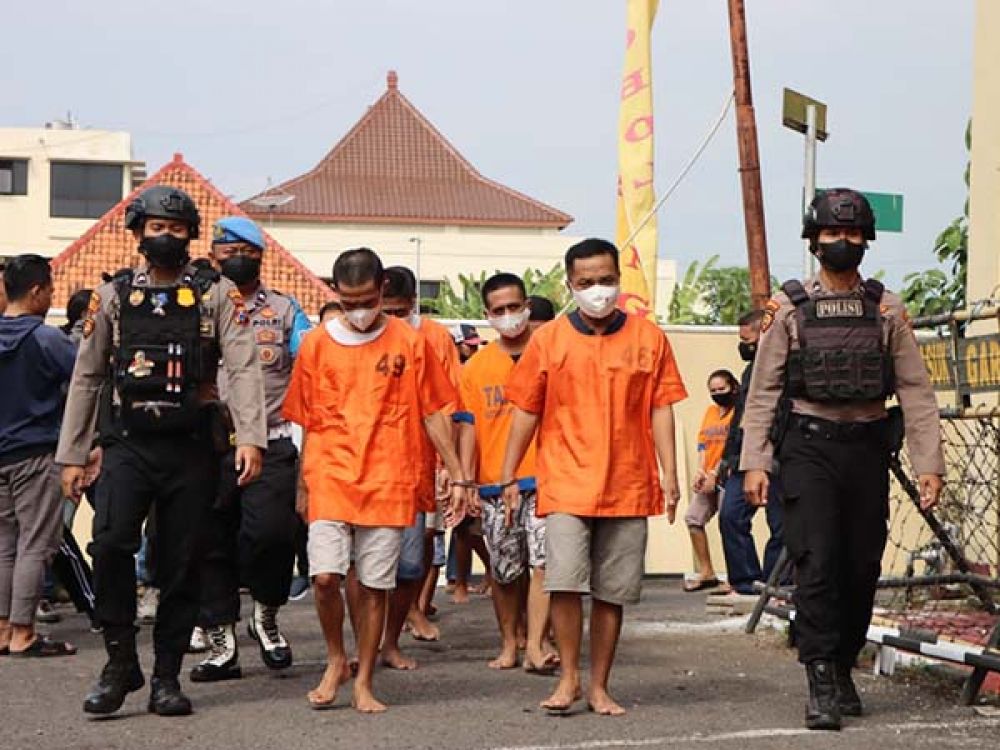 Ke-15 tersangka penyalahgunaan Narkoba saat dirilis Polres Probolinggo.