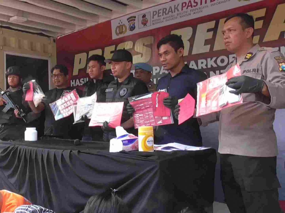 Kasat Narkoba Polres Pelabuhan Tanjung merilis 16 tersangka pengedar Narkoba berikut barang bukti, Jumat, (01/09/2023).