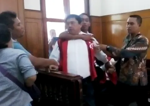Terdakwa Sabu Bentrok di PN Surabaya