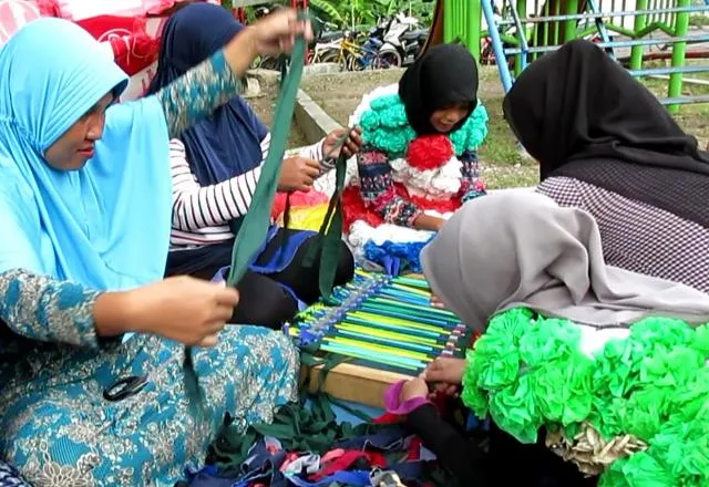 Ngabuburit, SDN 4 Surabaya Ajak Warga Bikin Keset