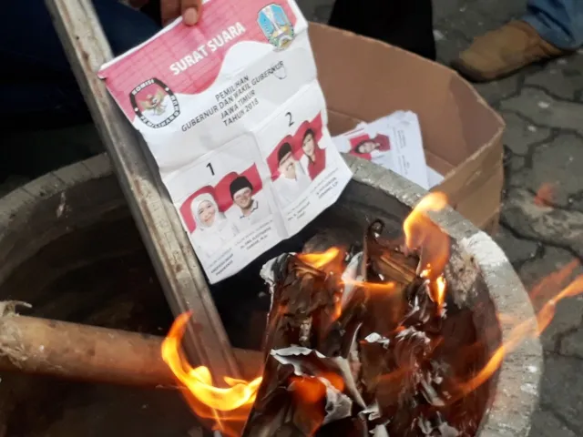 KPU Surabaya Bakar Ribuan Surat Suara Rusak