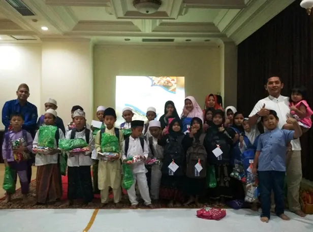Quds Royal Hotel Bagi-bagi Perlengkapan Sekolah