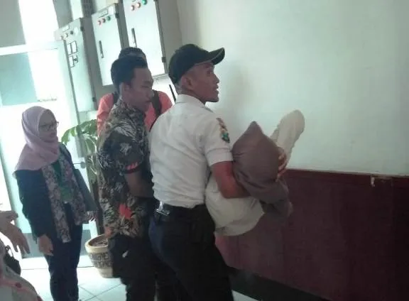 Ibu Pingsan Lihat Anaknya Dibawa Mobil Kejaksaan