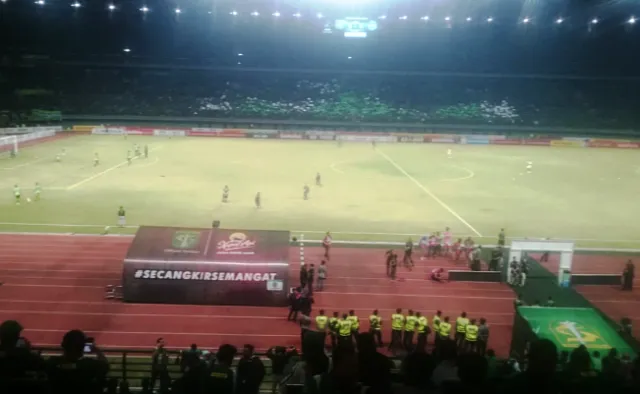 Pelatih Persebaya Akui Persib Bermain Efektif