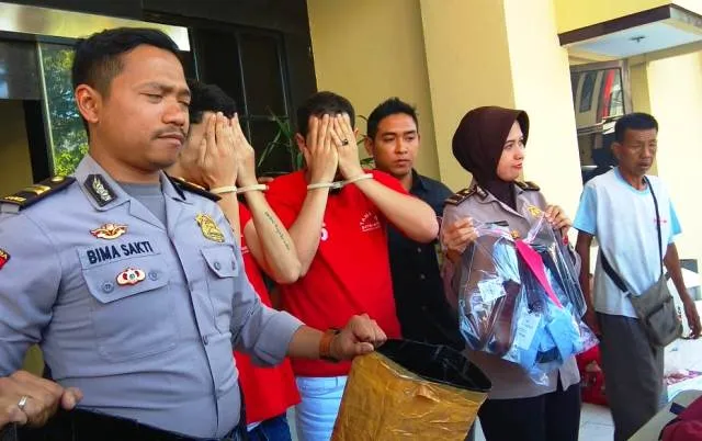 2 WNA Aljazair Curi Sandal Di Mall