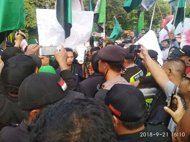 HMI Geruduk DPRD Kota Surabaya