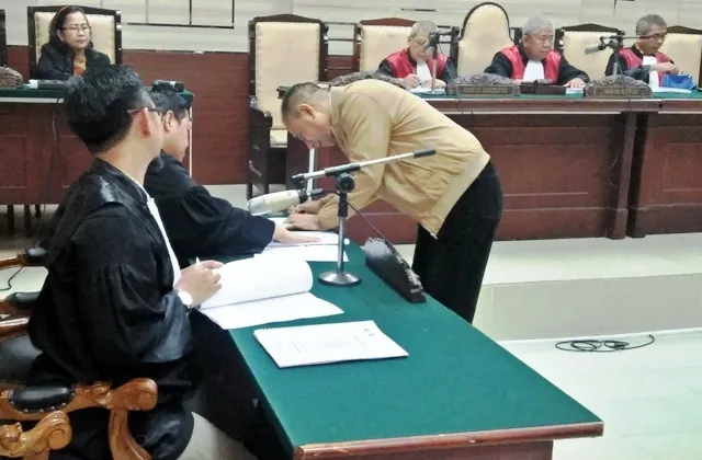 Pledoi Koruptor Marianus Sae Pakai Jaket Pribadi