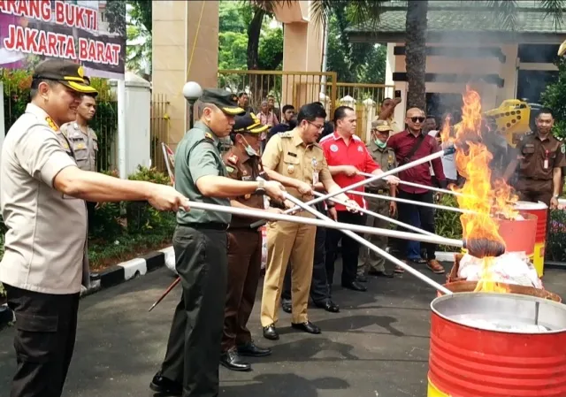 Kejari Jakbar Musnahkan Ratusan Kilo Narkoba