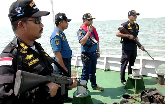 Petugas PLP Tanjung Perak Patroli Kapal Terbakar