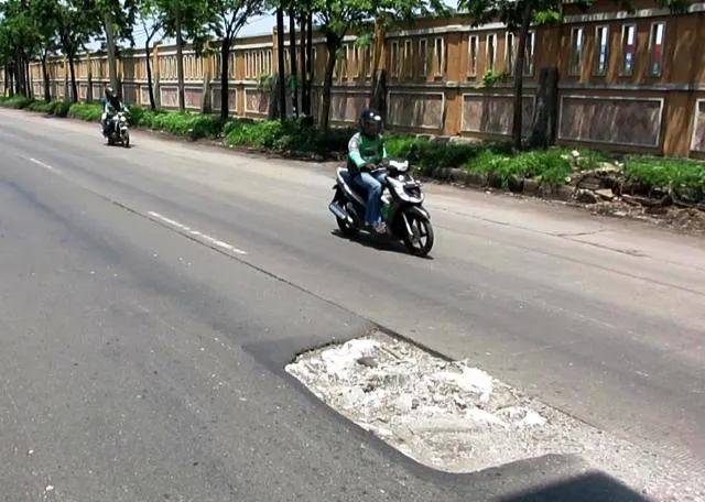 Jalan Gresik-Surabaya Dikeluhkan Rusak