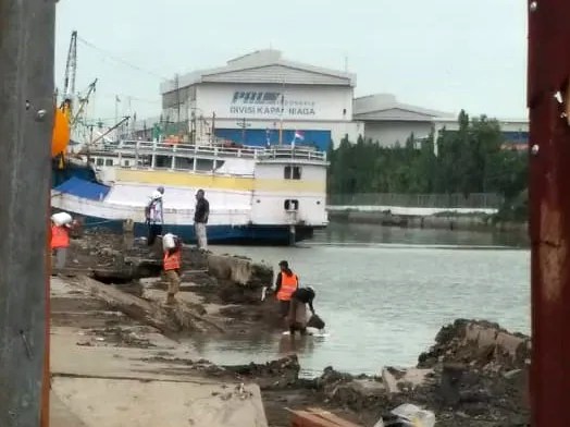 Pekerjaan Miliaran Dermaga Kalimas Ambrol Ngawur