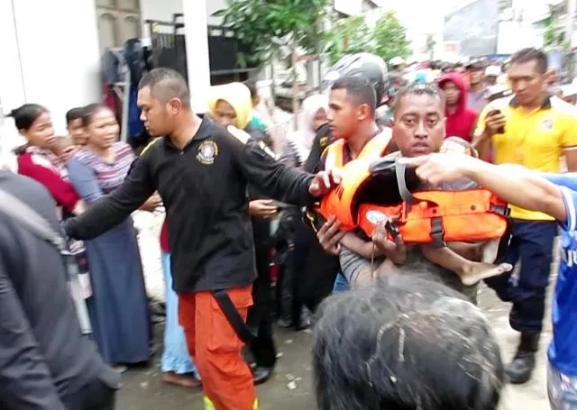 Balita Tewas Terperosok Selokan Saat Hujan-Hujanan